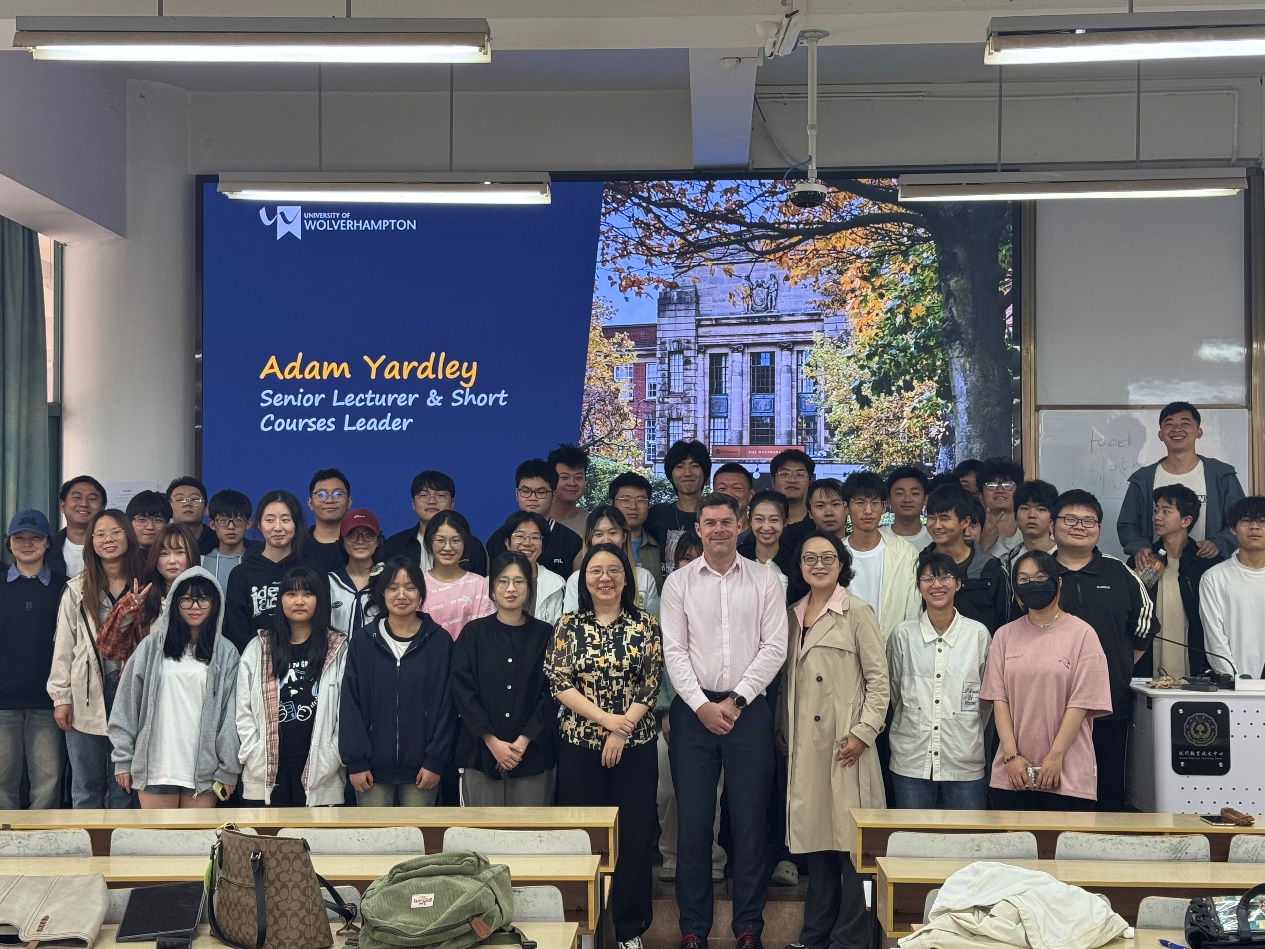 国际学院举办英国胡弗汉顿大学暑期研学项目宣讲会-云南农业大学国际学院 | 中国-东盟教育培训中心